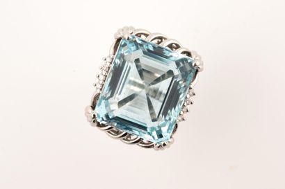 null Important platinum gold cocktail ring topped by a faceted aquamarine of about...