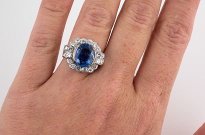 null 18k white gold ring set with an oval sapphire of about 4cts in a diamond setting.
ART...