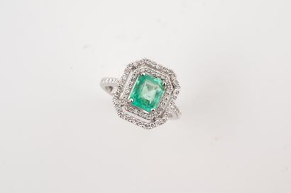 null 18k white gold ring centered with an emerald (probably Colombian) cut of 1ct...
