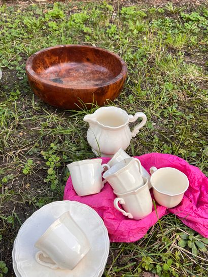 null Lot composed of : Part of tea service in faience of Sarreguemines, cup, saucers,...