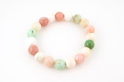 Bracelet composé de perles d'opales et de...