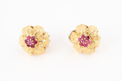 null Pair of 18k yellow and white gold flower earrings, the leaves finely chiseled,...