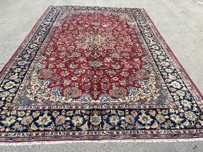 null Important Isfahan. Iran, Mid 20th century
Dimensions. 330 x 250 cm
Woolen velvet...