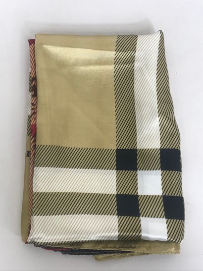 null BURBERRY - London
Rectangular scarf with check pattern on a golden background,...