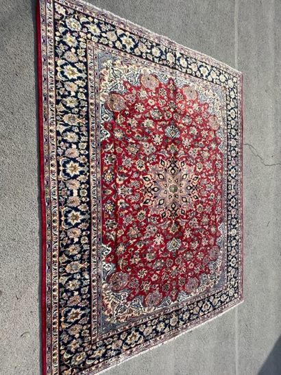 null Important Isfahan. Iran, Mid 20th century
Dimensions. 330 x 250 cm
Woolen velvet...