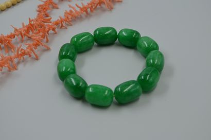 null Lot comprenant : bracelet de perles de jade, (Poids brut : 64,50gr), collier...