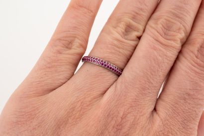 null Ring in 18k white gold set with two lines of synthetic rubies. 
Gross weight:...