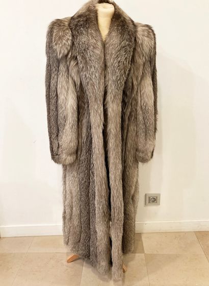 null Long coat in silver fox fur.
(Size estimated 40 or 42).