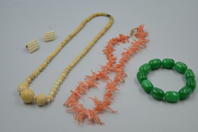 null Lot comprenant : bracelet de perles de jade, (Poids brut : 64,50gr), collier...