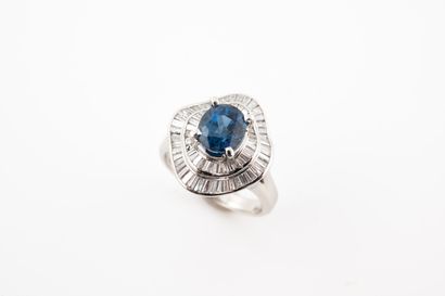 null Platinum ring surmounted by an oval sapphire of about 2cts in a corolla with...