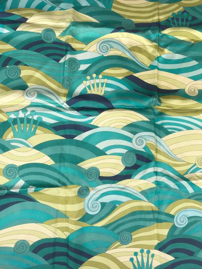null ROLEX.
Carré en soie à motif de vagues stylisées, fond aux tons verts et bordures...