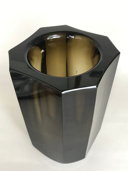 null Vase in smoked glass of octagonal section with cut sides. 
Height: 25 cm