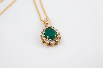 null 18k yellow gold pendant with a beautiful pear-shaped emerald of about 2.50cts...