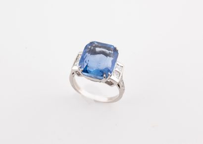 null Superb 18k white gold ring set with a Ceylon sapphire of 11.23cts without thermal...