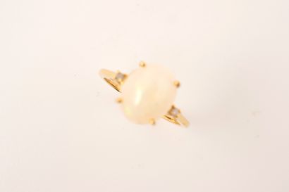 null Bague en argent doré (vermeil) ornée d'un cabochon d'opale accosté de deux petits...