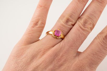 null Ring pink sapphire cushion cut in a surround of natural zircons. 
Gross weight:...