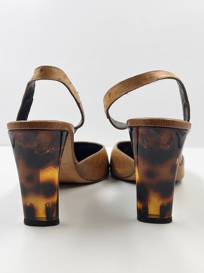 null Lot comprenant : 
- PATRICK COX, vintage, Paire de sandales en cuir marron imitation...