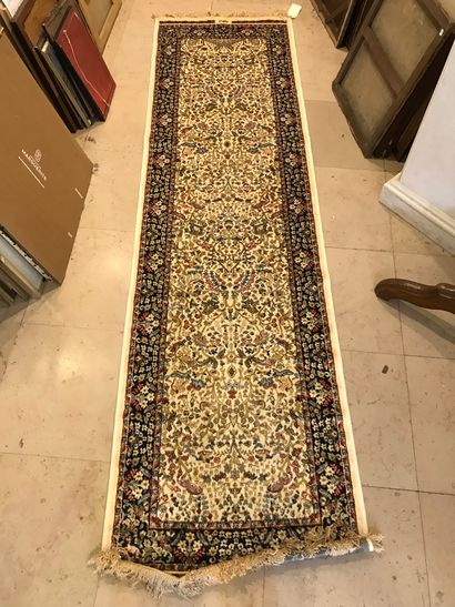 null Tapis de couloir moderne dans le goût oriental à large bordure d'un semi de...