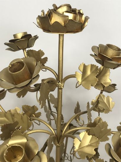 null Centre de table à métal doré à 18 bras de lumiére à décor de fleurs. Haut.:...
