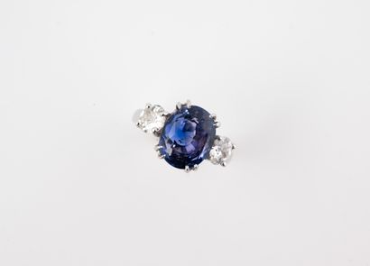 null Ring in 18k white gold surmounted by an oval sapphire of about 6cts flanked...