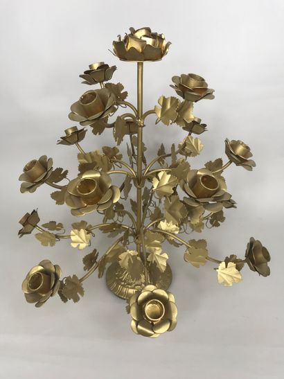 null Centre de table à métal doré à 18 bras de lumiére à décor de fleurs. Haut.:...