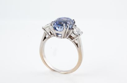 null Ring in 18k white gold surmounted by an oval sapphire of about 6cts flanked...