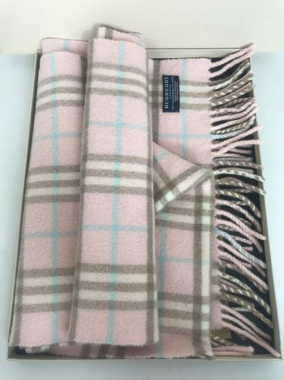 null BURBERRY London
Wool and cashmere scarf, in its box. 
160 x 30 cm.
(Very nice...