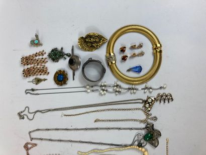 null Lot de bijoux fantaisie en argent, métal et pierres dont collier ras de cou...