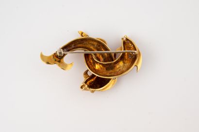 null Brooch in 18k yellow gold representing two fish enamelled in shades of red and...