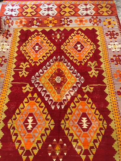 null Important KILIM en coton tissé, à motifs géométriques dans les tons vifs rouge,...