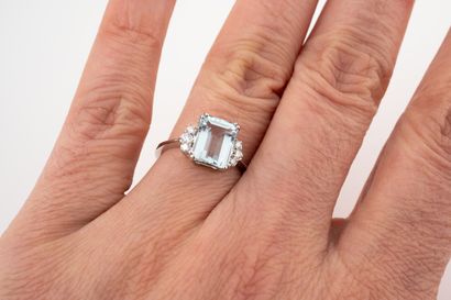 null Ring in 18k white gold set with an emerald-cut aquamarine of 2.5cts and 6 diamonds....