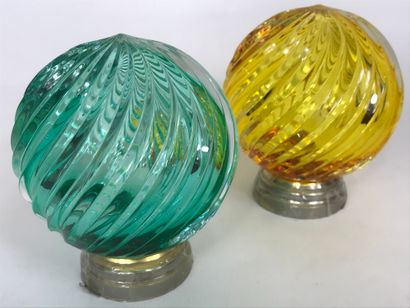 null Two staircase balls in green and yellow spun glass, brass mounting 
Period 1920
Height...