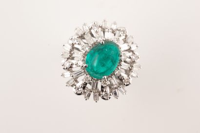 null Skirt ring in 18k white gold surmounted by a cabochon emerald (probably Colombian)...