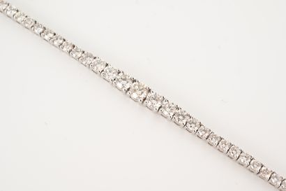 null Bracelet souple en or blanc 18k orné d'une ligne de diamants en chute pour 3cts...