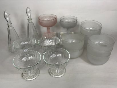 null Lot comprenant 6 coupes à glaces, 9 coupelles, 2 carafes à liqueur, une partie...