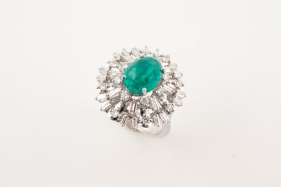 null Skirt ring in 18k white gold surmounted by a cabochon emerald (probably Colombian)...