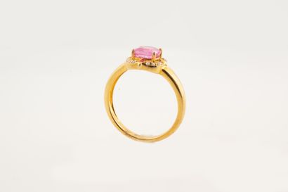 null Ring pink sapphire cushion cut in a surround of natural zircons. 
Gross weight:...