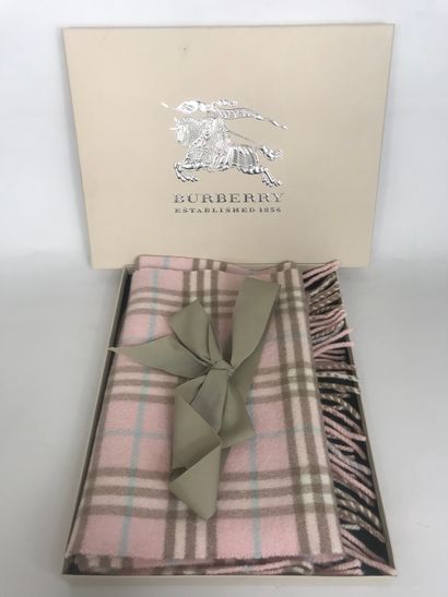 null BURBERRY London
Wool and cashmere scarf, in its box. 
160 x 30 cm.
(Very nice...