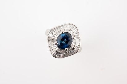 null Platinum ring surmounted by an oval sapphire of about 2cts in a corolla with...