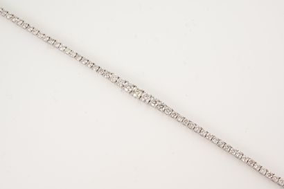 null Bracelet souple en or blanc 18k orné d'une ligne de diamants en chute pour 3cts...