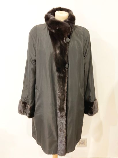 null REVERSIBLE PELISSE in black silk and shaved mink full skin glossy black.
Size...