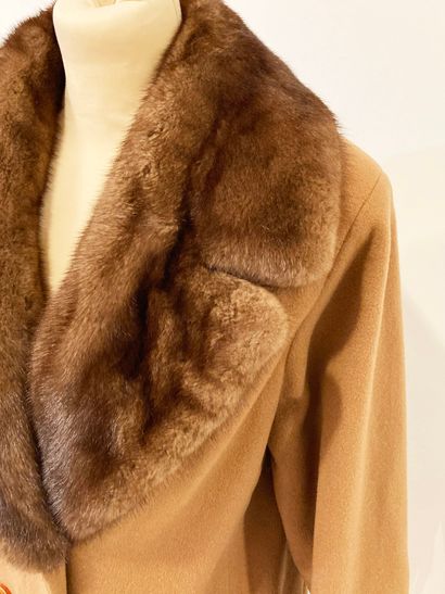 null A coat in wool, cashmere and mink collar (Roger Gerko).
(Estimated size 40 or...