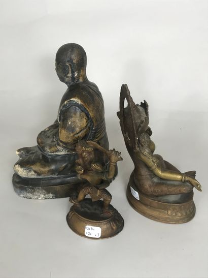 null CHINE, XXè 
Lot comprenant une bodhisattva en bronze doré, un moine tibétain...