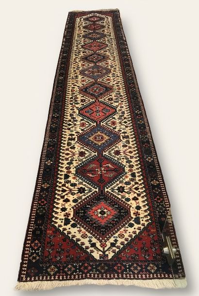 null TURQUIE - Tapis galerie en coton et laine à motif central géométrique sur fond...