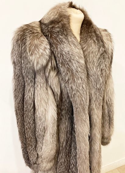 null Long coat in silver fox fur.
(Size estimated 40 or 42).