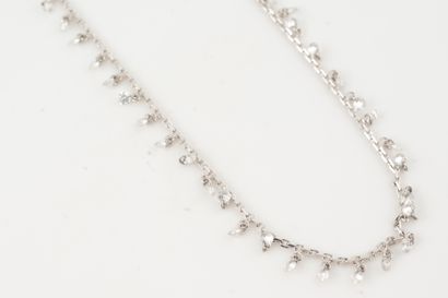 null Collier en or blanc 18k orné de 43 diamants taille brillant en pampille pour...