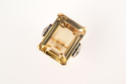 null Important 18k yellow gold and platinum cocktail ring set with a 40cts citrine,...