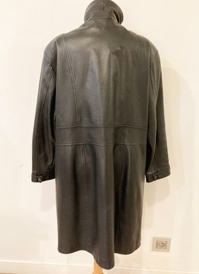 null Black plunged lambskin coat. 
Size 46. 
(New condition)