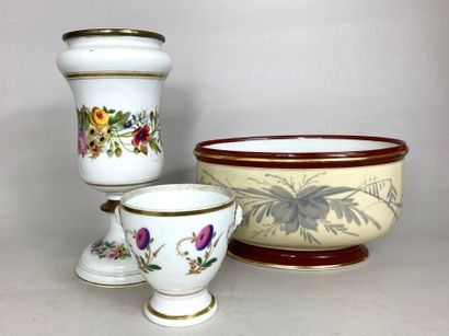 null Lot including two vases and a cache-pot of oblong form, with floral decoration.
Maximum...