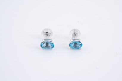 null Pair of 18k white gold earrings set with 2 blue topazes for 1.10ct in total....